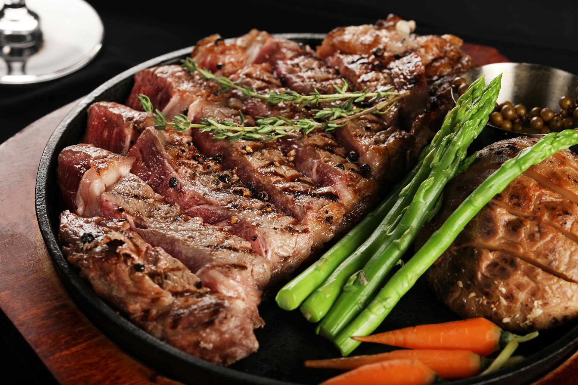steak with asparagus and carrots