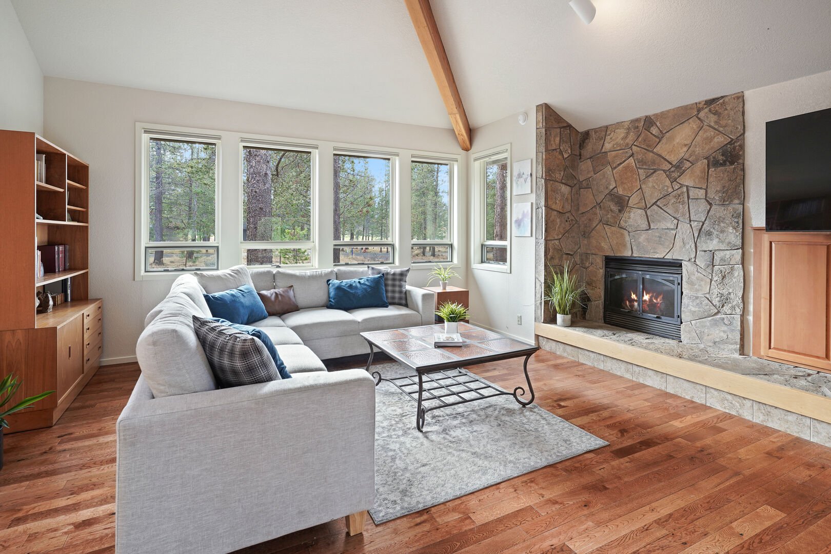 Living room in one of our Sunriver summer rentals